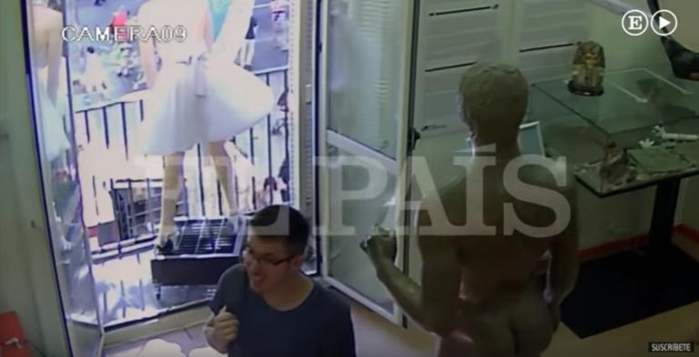 Βαρκελώνη: Η στιγμή που το βαν παρασύρει πεζούς! Βίντεο ντοκουμέντο | Newsit.gr Βαρκελώνη: Η στιγμή που το βαν παρασύρει πεζούς! Βίντεο ντοκουμέντο | Newsit.gr