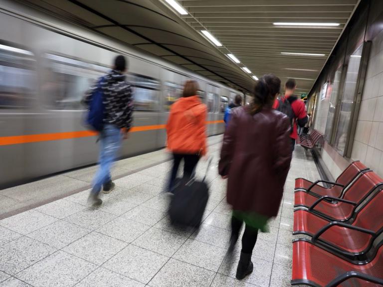 Θεσσαλονίκη: Πανικός σε βαγόνι τρένου – Τον χτύπησε ρεύμα υψηλής τάσης και χαροπαλεύει σε νοσοκομείο! | Newsit.gr Θεσσαλονίκη: Πανικός σε βαγόνι τρένου – Τον χτύπησε ρεύμα υψηλής τάσης και χαροπαλεύει σε νοσοκομείο! | Newsit.gr