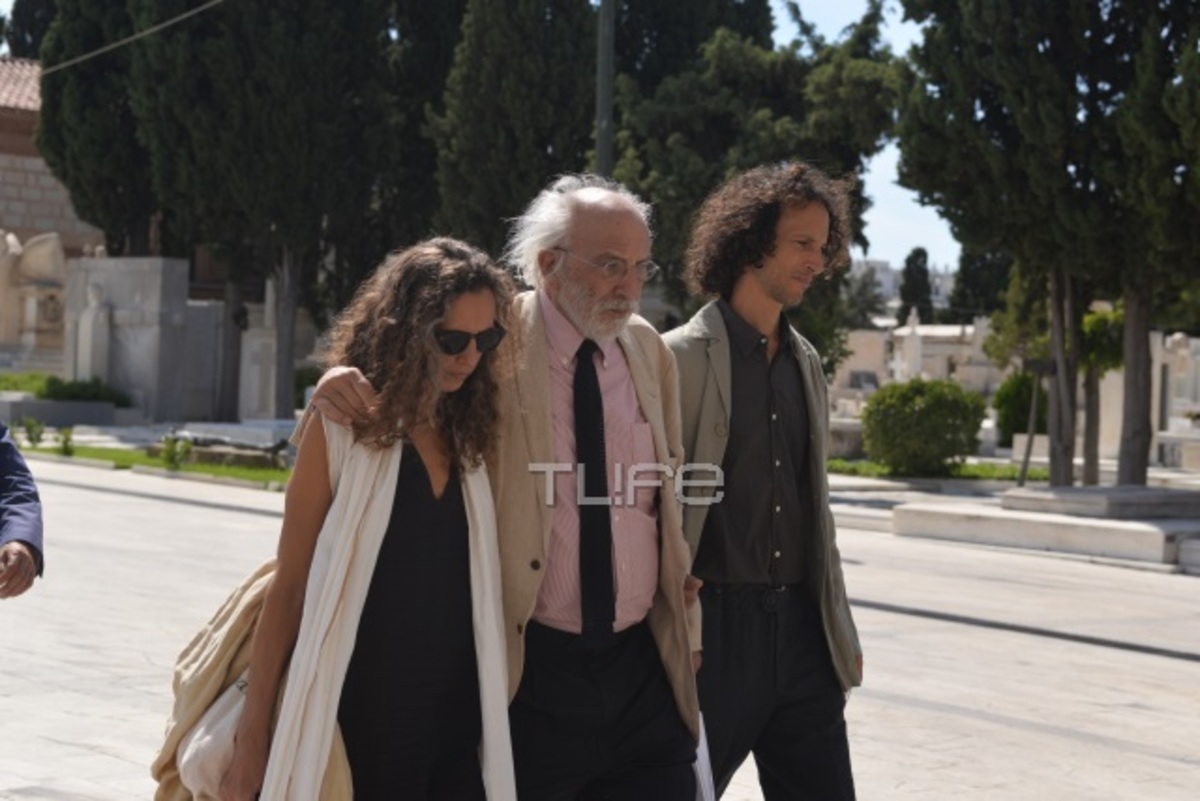 Αλέξανδρος Λυκουρέζος: Με την Μαρία Ελένη και τα δυο παιδιά από τον πρώτο του γάμο στο μνημόσυνο της Ζωής Λάσκαρη | Newsit.gr Αλέξανδρος Λυκουρέζος: Με την Μαρία Ελένη και τα δυο παιδιά από τον πρώτο του γάμο στο μνημόσυνο της Ζωής Λάσκαρη | Newsit.gr