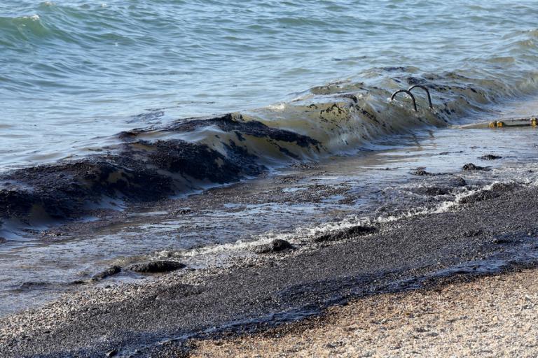 Απέραντο «μαύρο» η παραλιακή – Έως τη Βούλα κομμάτια από την πετρελαιοκηλίδα! | Newsit.gr Απέραντο «μαύρο» η παραλιακή – Έως τη Βούλα κομμάτια από την πετρελαιοκηλίδα! | Newsit.gr