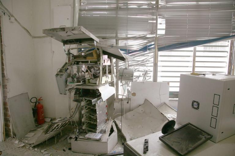 Ερέτρια: Γερή «μπάζα» για τους βομβιστές των ΑΤΜ – Γέμισε ο τόπος 20ευρα… | Newsit.gr Ερέτρια: Γερή «μπάζα» για τους βομβιστές των ΑΤΜ – Γέμισε ο τόπος 20ευρα… | Newsit.gr