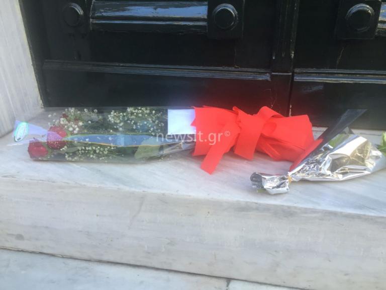 Λίγα λουλούδια στη μνήμη του Μιχάλη Ζαφειρόπουλου – Συγκλονισμένοι φίλοι και συνάδελφοι | Newsit.gr