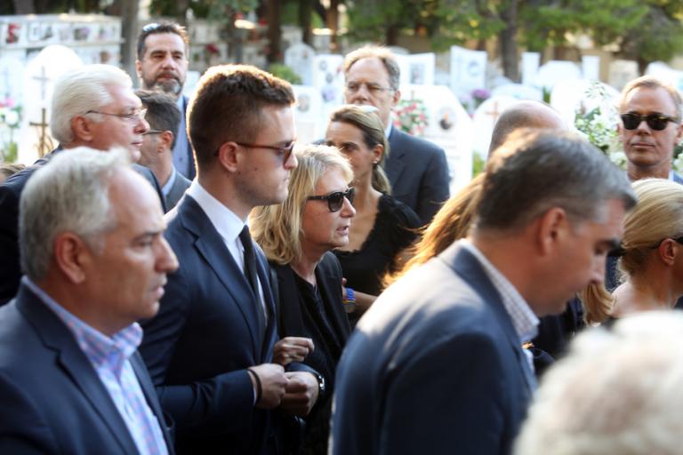 Μιχάλης Ζαφειρόπουλος – Το ύστατο χαίρε – Πλήθος κόσμου στην κηδεία του | Newsit.gr