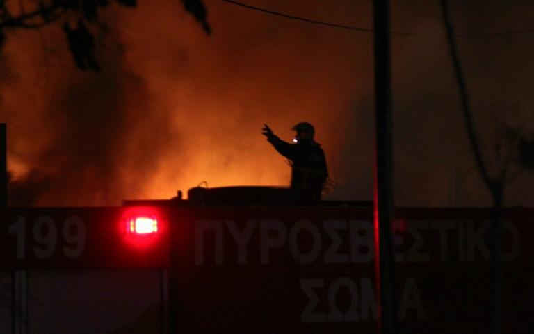 Μεγάλη φωτιά στο Μενίδι – Καίγεται αποθήκη χαρτιού | Newsit.gr