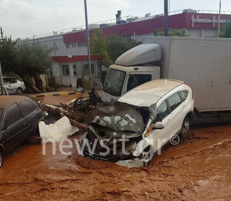 Εικόνα – σοκ! Βίντεο ντοκουμέντο – Τα νερά σαρώνουν τα πάντα στη Μάνδρα Αττικής | Newsit.gr