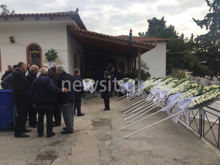 Άγιοι Ανάργυροι: “Ο φονιάς μας έκαψε” – Θρήνος και οργή στην κηδεία των θυμάτων | Newsit.gr