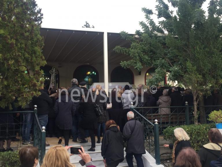 Άγιοι Ανάργυροι: Η τελευταία πράξη του δράματος – Σε κλίμα οδύνης και οργής η κηδεία των θυμάτων της τραγωδίας | Newsit.gr Άγιοι Ανάργυροι: Η τελευταία πράξη του δράματος – Σε κλίμα οδύνης και οργής η κηδεία των θυμάτων της τραγωδίας | Newsit.gr