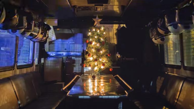 Πρωτοχρονιάτικο βίντεο από την ΕΛΑΣ – Έβαλαν Χριστουγεννιάτικο δέντρο σε… κλούβα [vid] | Newsit.gr