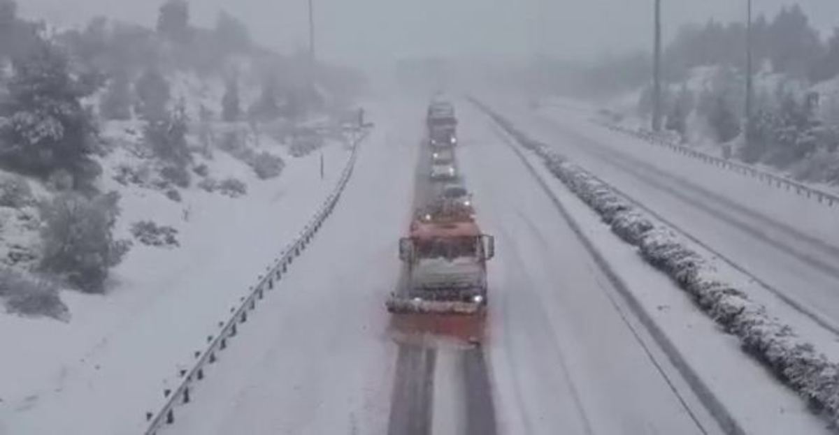Έντονη χιονόπτωση και ντελαπαρισμένα αυτοκίνητα στη Φθιώτιδα [vid] | Newsit.gr