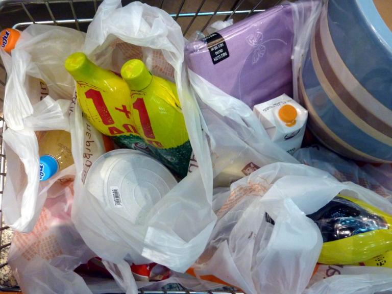 Πλαστική σακούλα: Πως δεν θα πληρώσετε – Ποιες είναι δωρεάν | Newsit.gr