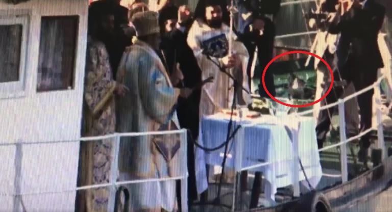 Φώτα 2018: Νεκρό περιστέρι «απελευθέρωσε» ο Δήμαρχος Καλαμάτας – Απίστευτο βίντεο [vid] | Newsit.gr