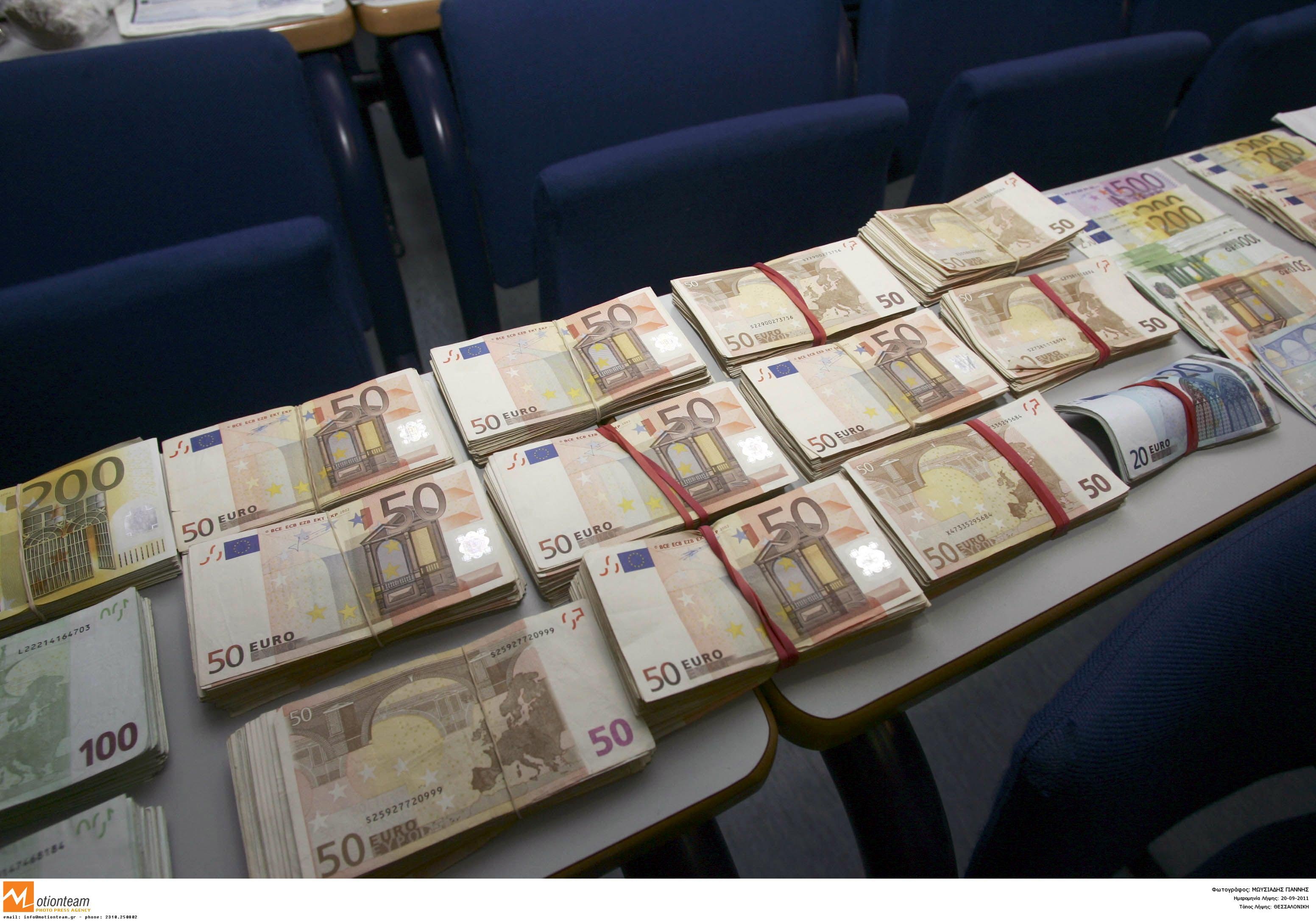 Τα χρήματα των ''νονών'' στα χέρια της αστυνομίας - ΦΩΤΟ EUROKINISSI