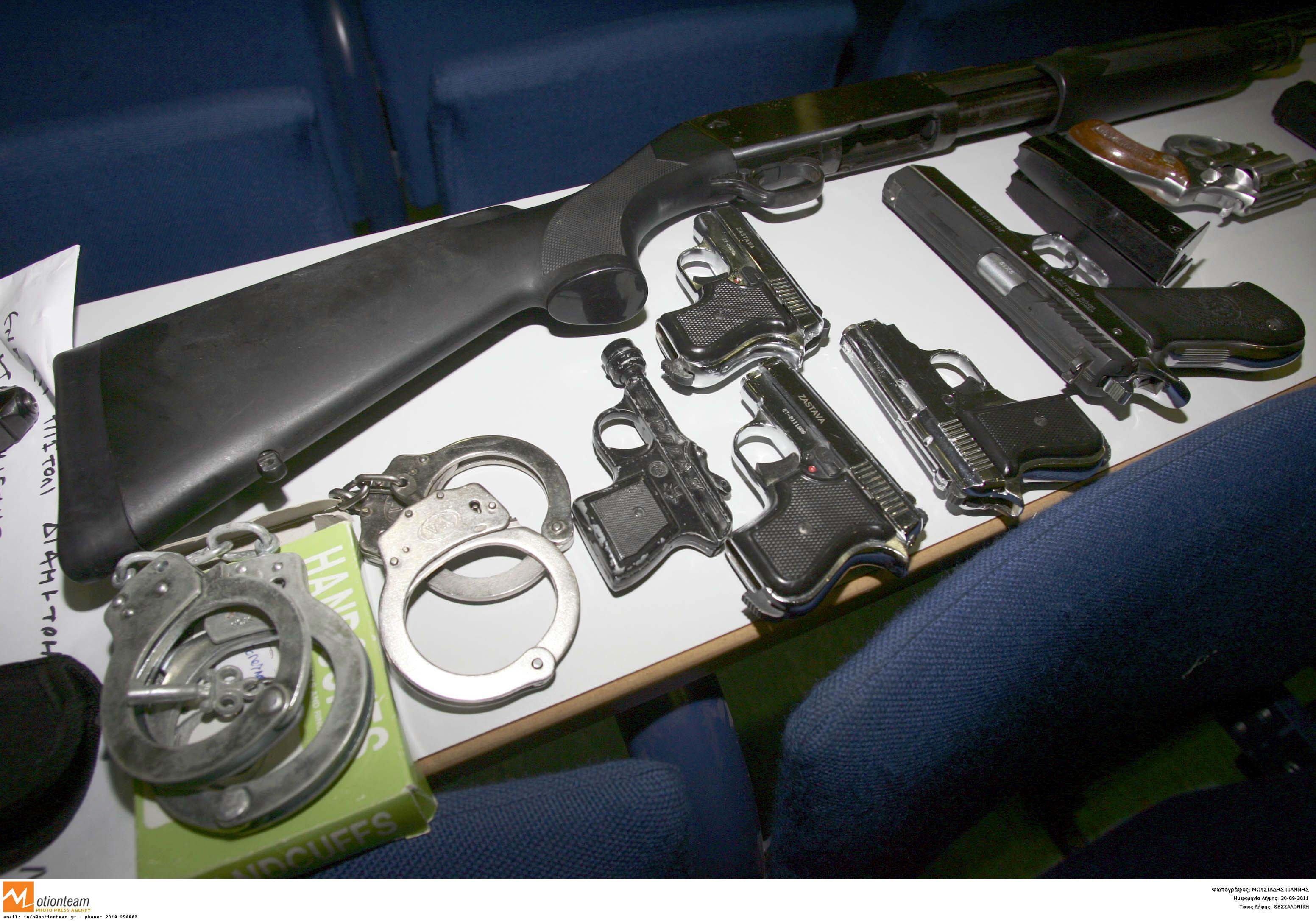 Όπλα και χειροπέδες που χρησιμοποιούσαν οι εκβιαστές - ΦΩΤΟ EUROKINISSI