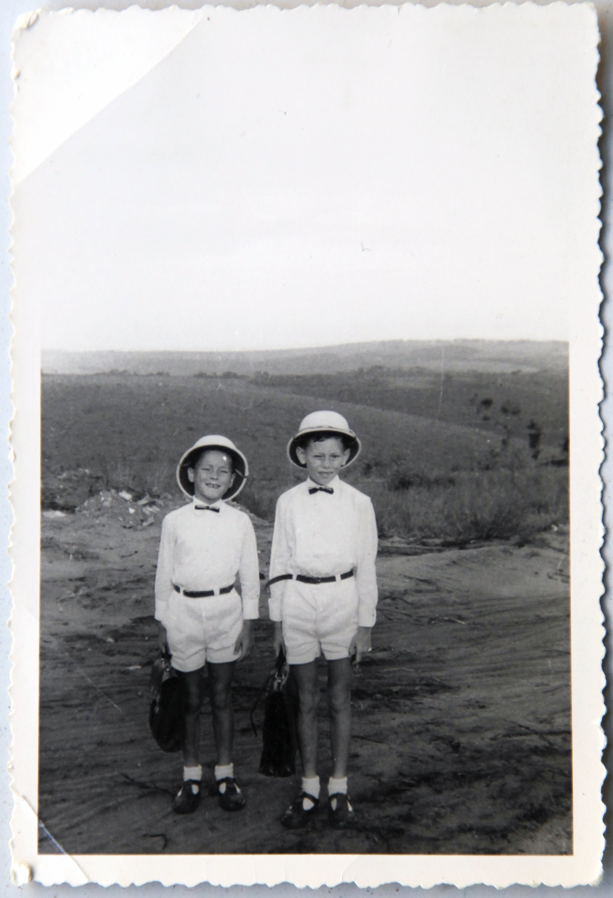  Ποζάρει μαζί με τον αδερφό του Έρικ στο Κονγκό το 1957