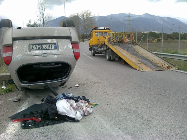 Λίγα λεπτά μετά το ατύχημα. Στο δρόμο έχουν πέσει ρούχα των λαθρομεταναστών - ΦΩΤΟ από lamiareport.gr