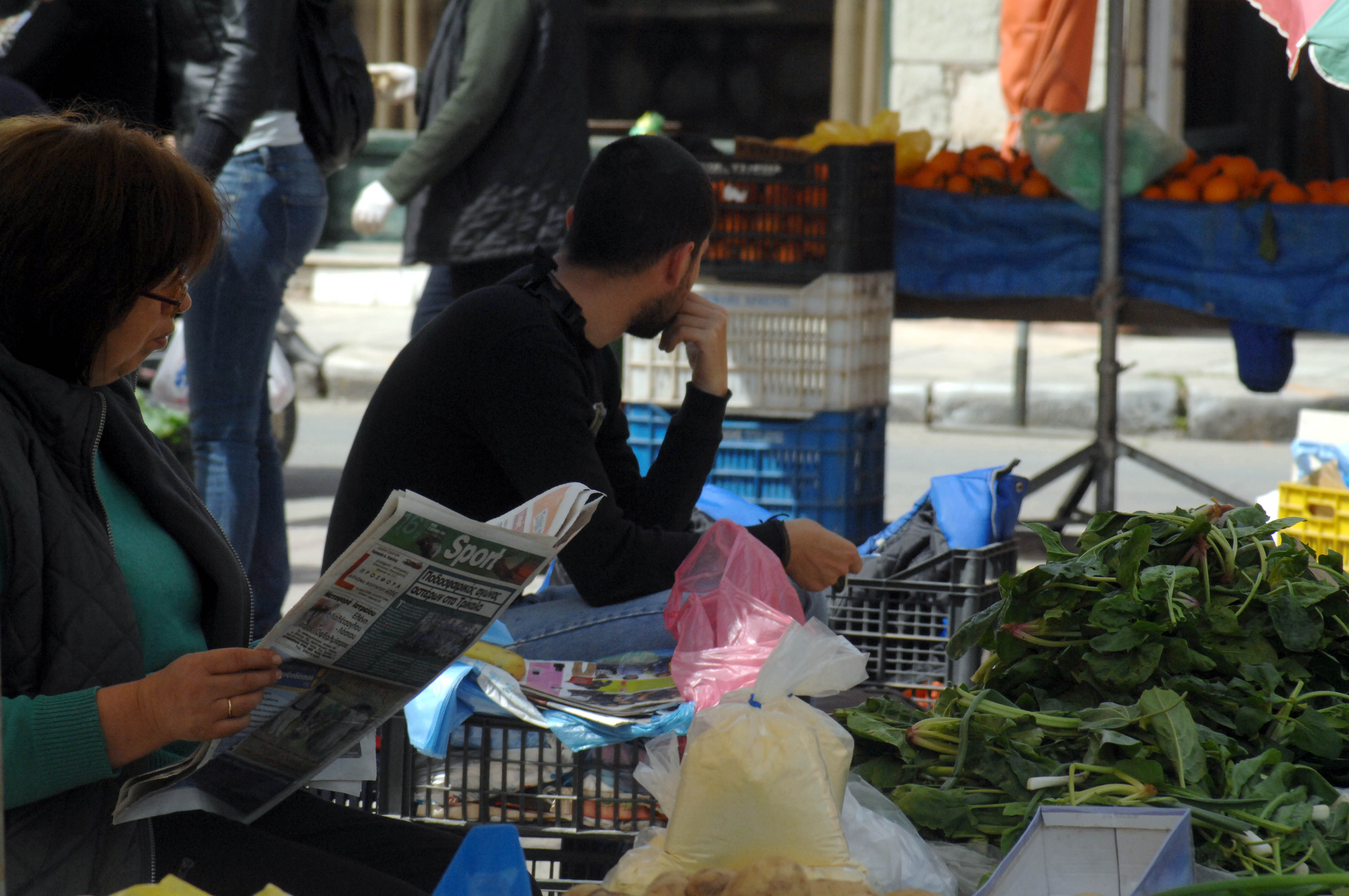 Αφού δεν έχουν πελάτες περνάνε την ώρα τους διαβάζοντας εφημερίδα