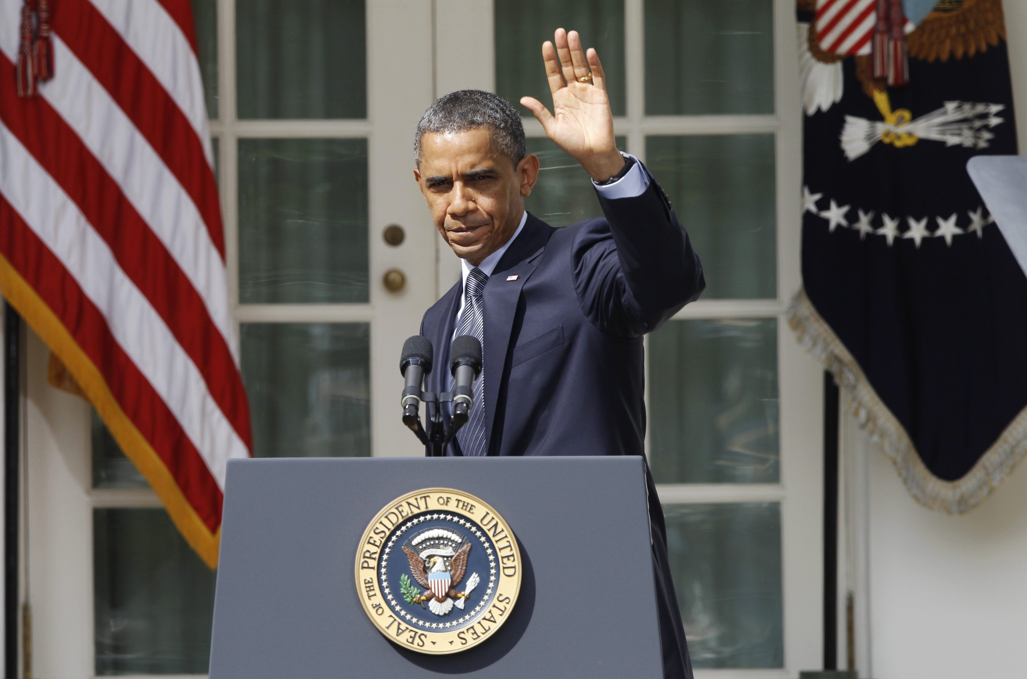 O Ομπάμα χερετάει μετά την ολοκλήρωση της ομιλίας του