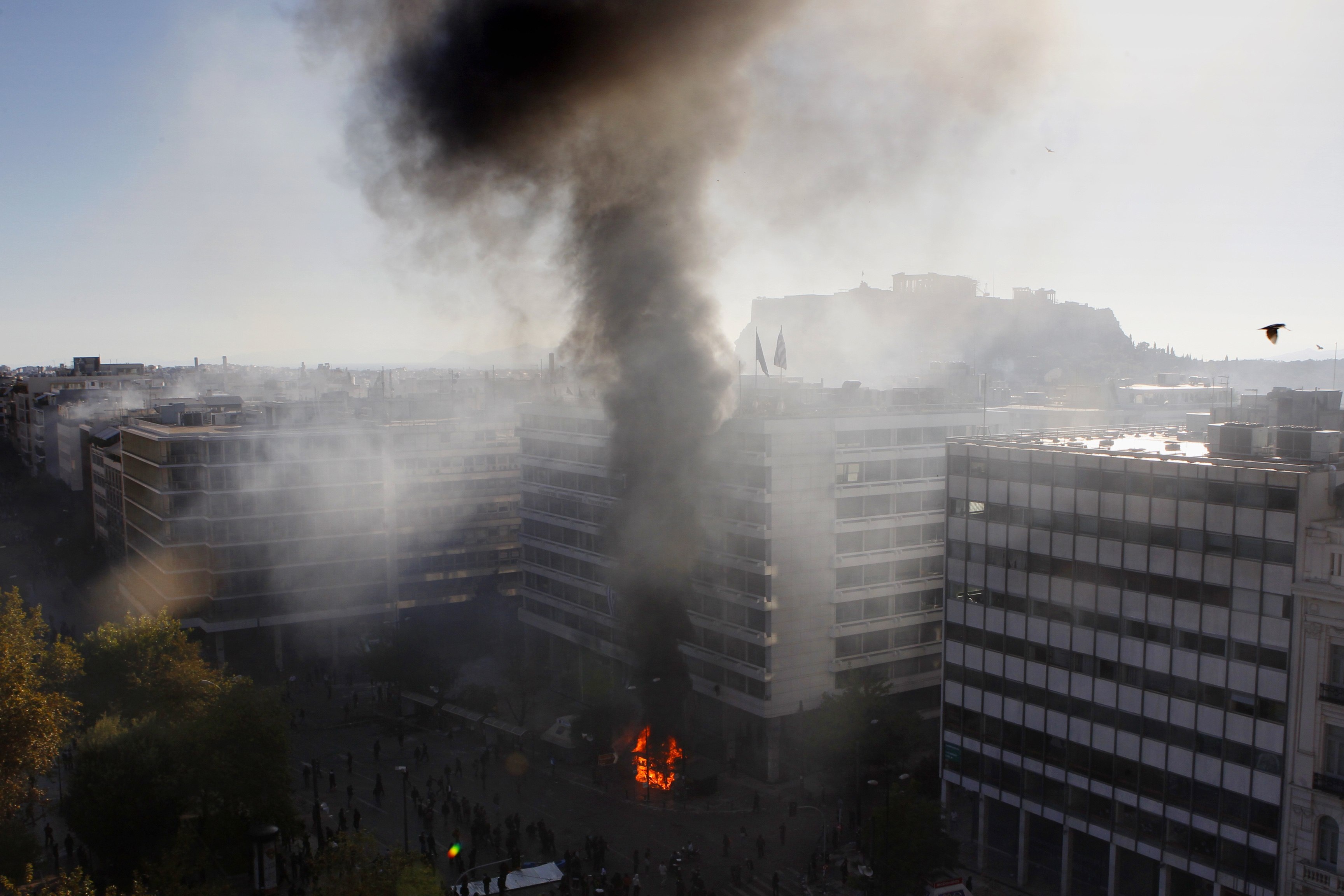 Έβαλαν φωτιές σε κάδους, στάσεις λεωφορείων και ότι έβρισκαν μπροστά τους