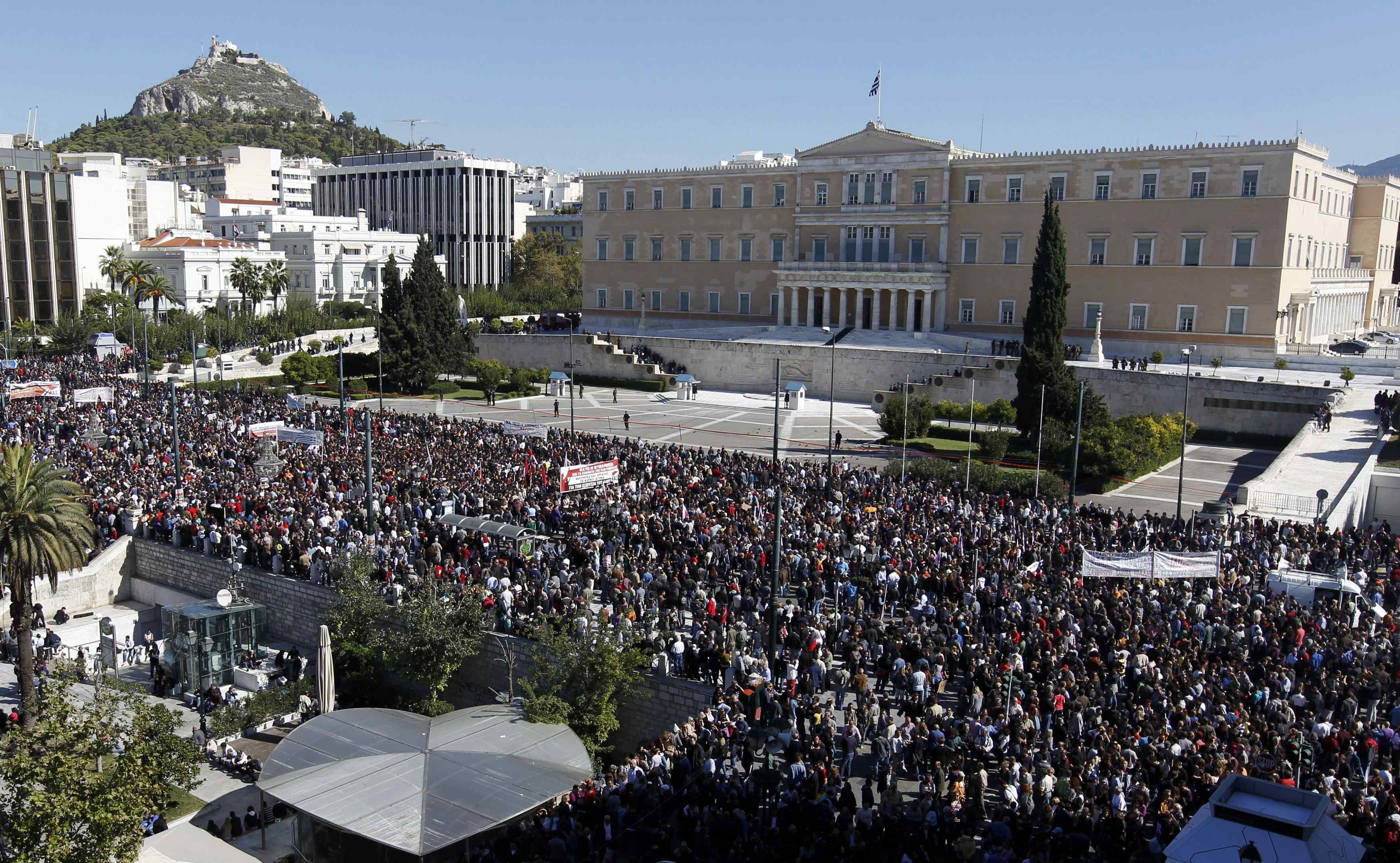 Η πλατεία Συντάγματος φαίνεται πολύ μικρή για να χωρέσει ΟΛΟ αυτό τον κόσμο