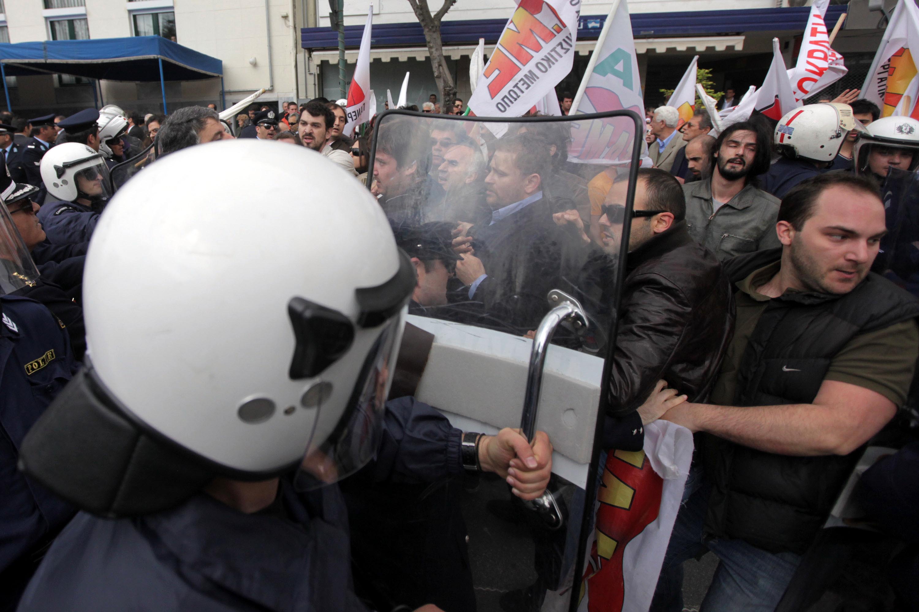 Στιγμιότυπο από τα επεισόδια μεταξύ μελών του ΠΑΜΕ και Αστυνομίας ΦΩΤΟ EUROKINISSI