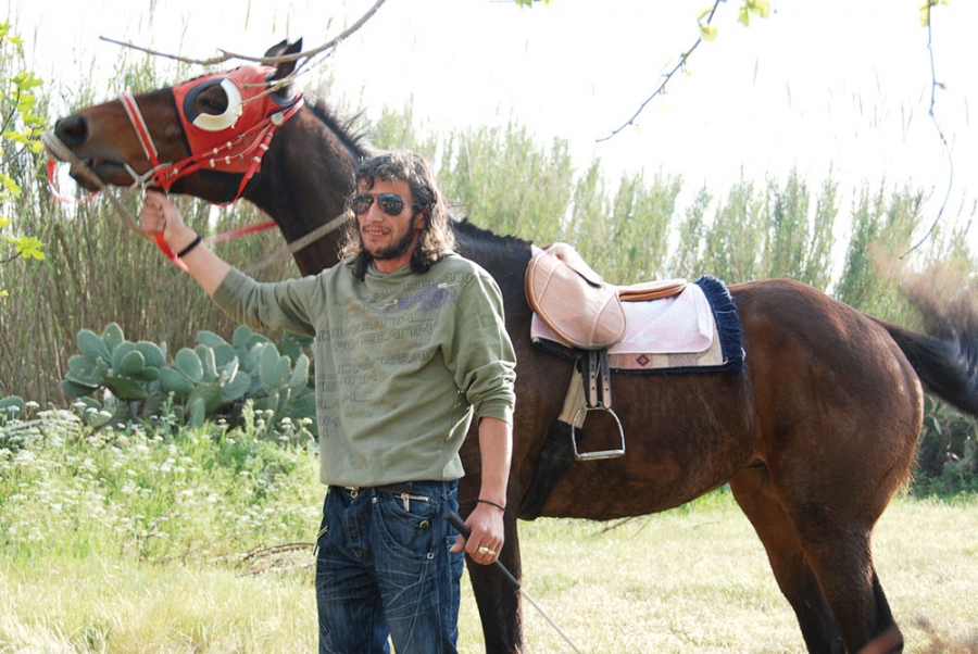 O 35χρονος με το άλογο, με το οποίο έτρεχε σε ιπποδρομίες - ΦΩΤΟ από το eleftheriaonline