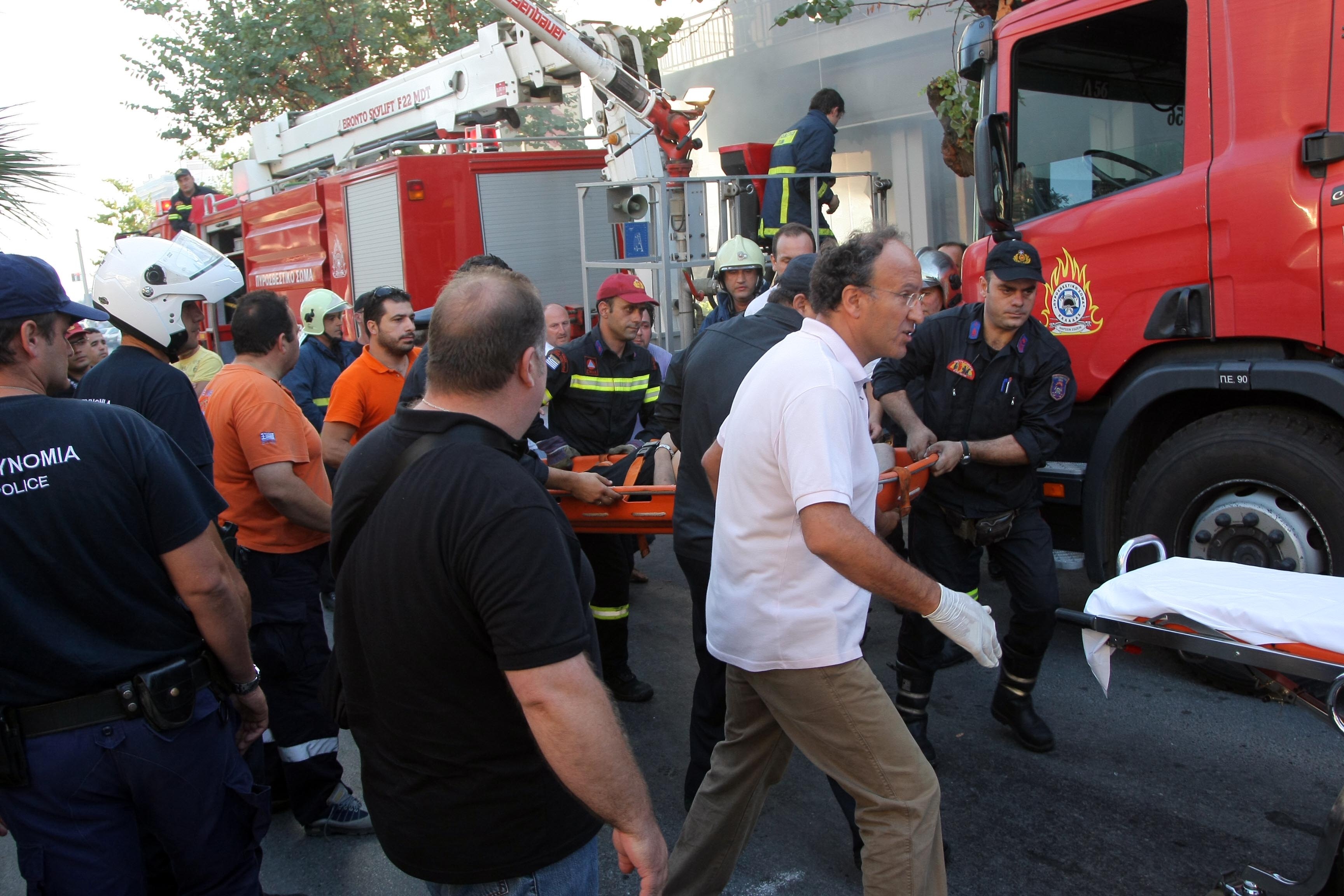 Τα σωστικά συνεργεία απεγκλωβίζουν τους τραυματίες - ΦΩΤΟ EUROKINISSI