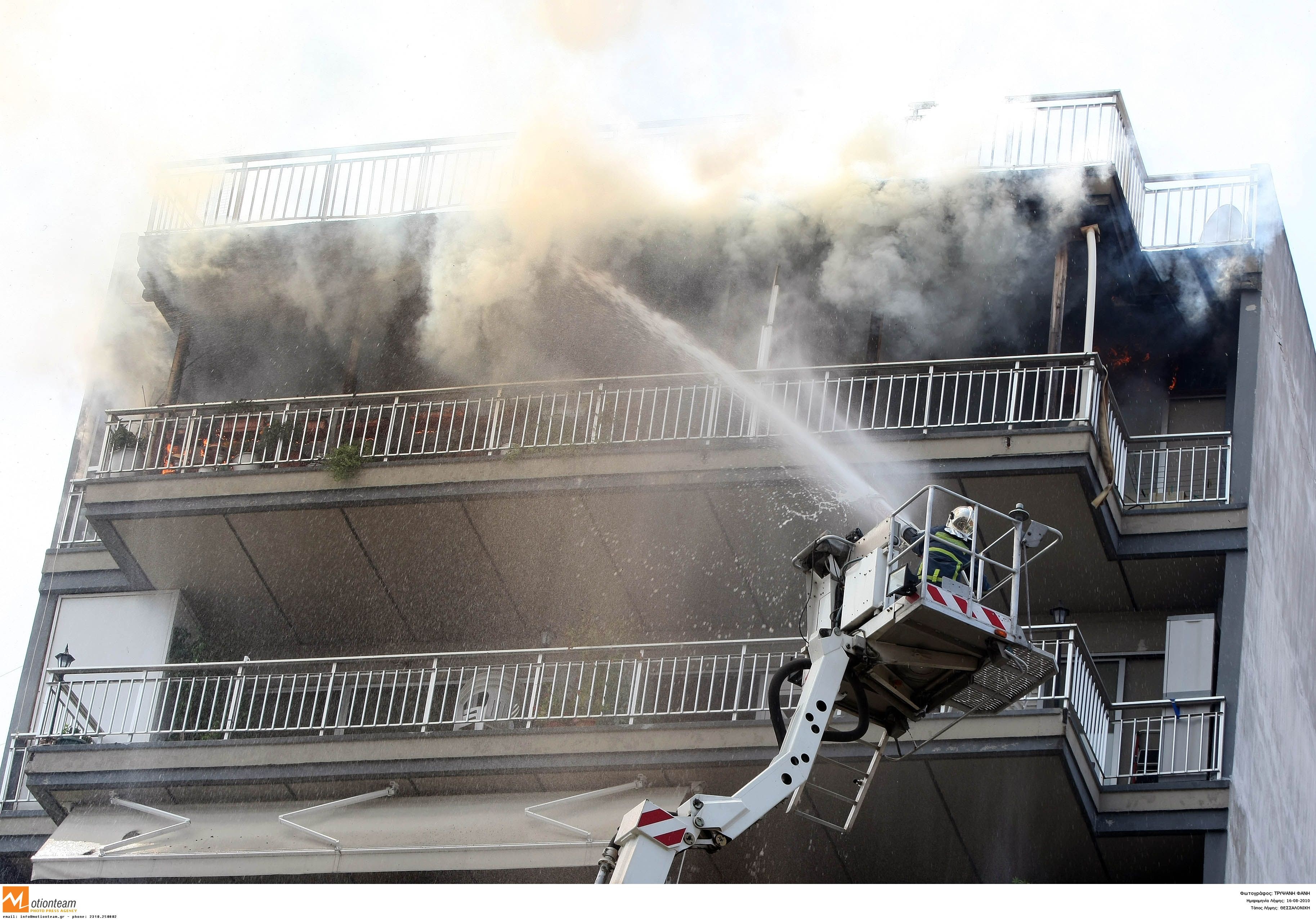 Πυροσβέστες προσπαθούν να σβήσουν τη φωτιά στο διαμέρισμα των άτυχων ηλικιωμένων - ΦΩΤΟ EUROKINISSI