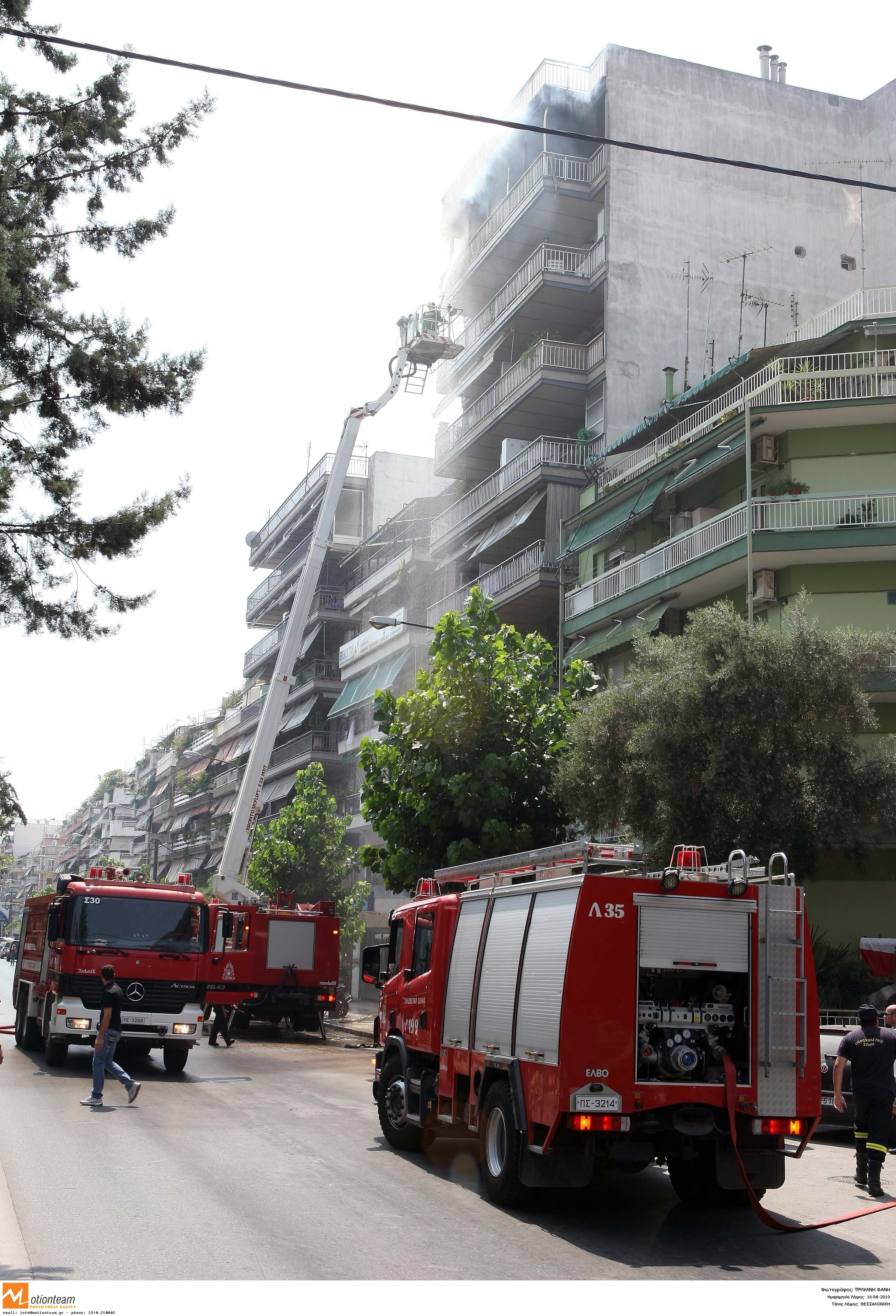 Οι πυροσβέστες έφταναν μέχρι τον 6ο όροφο της πολυκατοικίας, ενώ η φωτιά ήταν στον 7ο - ΦΩΤΟ EUROKINISSI