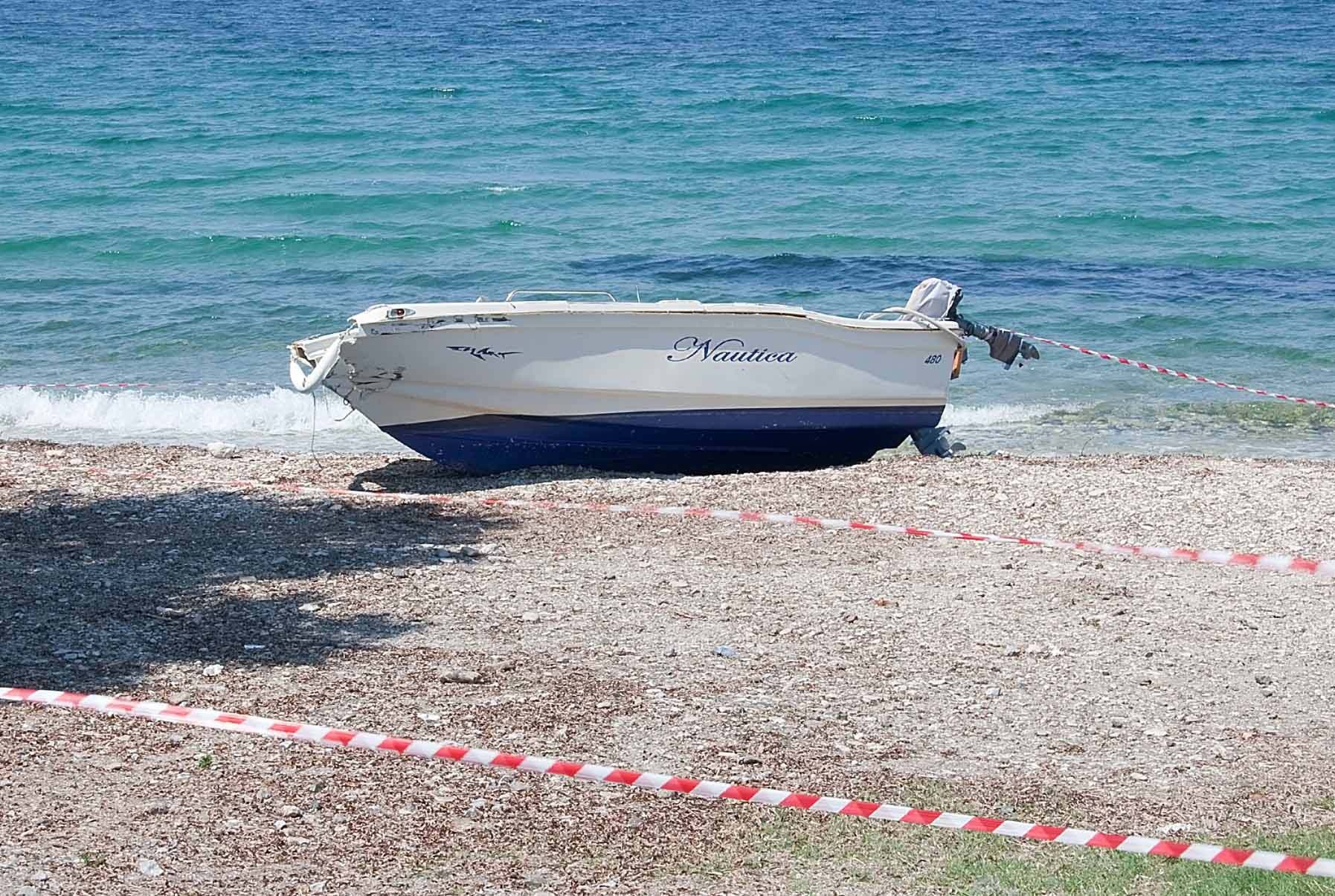 Αποκλεισμένη η περιοχή γύρω από το σκάφος του άτυχου ψαρά - ΦΩΤΟ EUROKINISSI