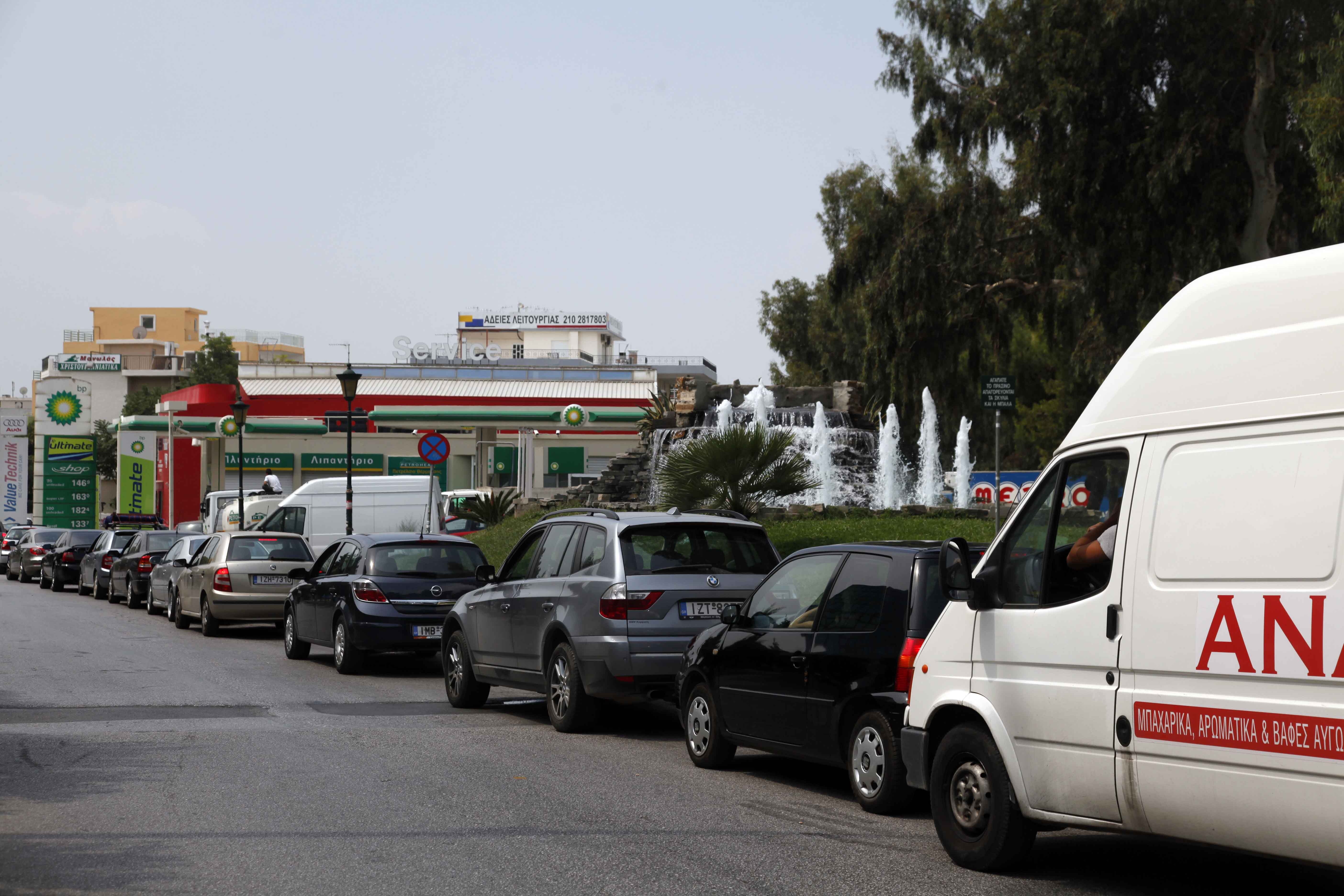 Ατελείωτες ουρές σε βενζινάδικα της Πάτρας - ΦΩΤΟ EUROKINISSI