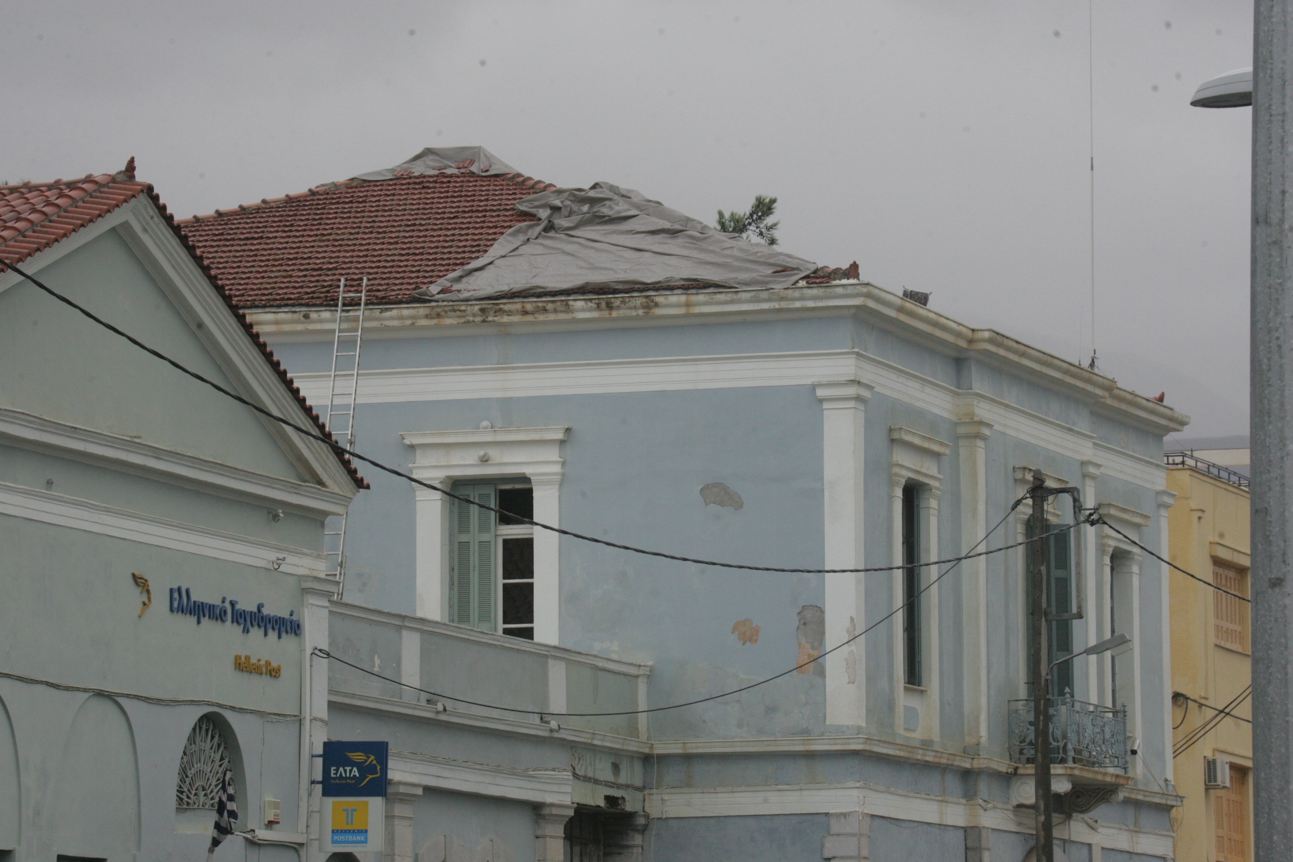 Οι ζημιές στη στέγη του λιμεναρχείου - ΦΩΤΟ EUROKINISSI