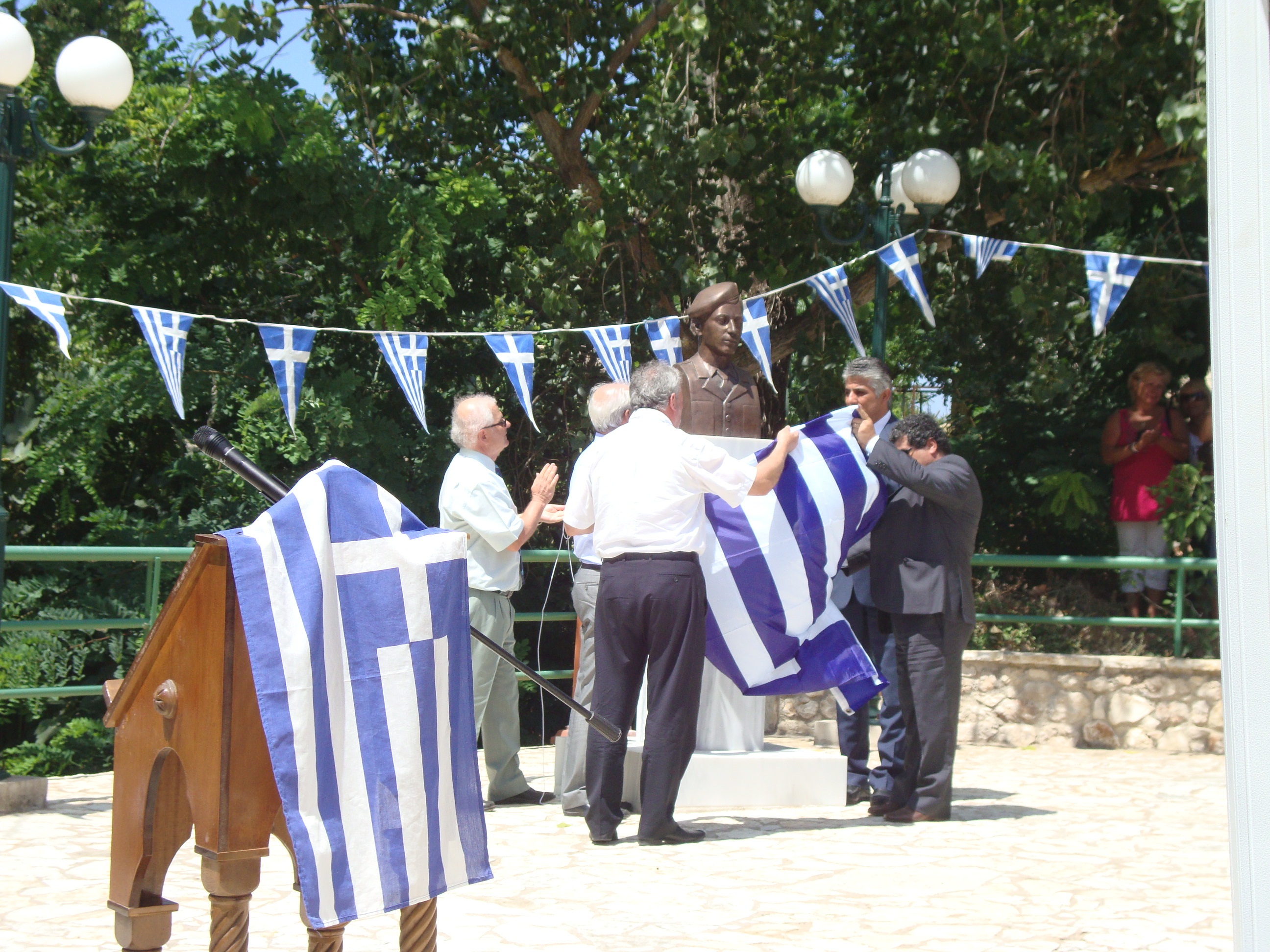 Τα αποκαλυπτήρια της προτομής - ΦΩΤΟ NEWSIT.GR