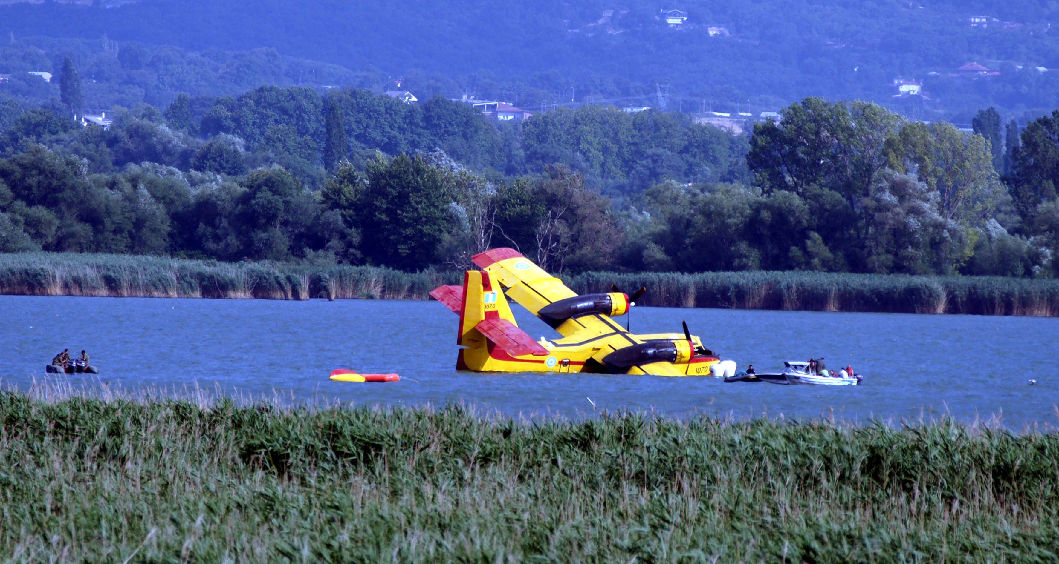 Το επίμαχο canadair στην λίμνη των Ιωαννίνων - ΦΩΤΟ EUROKINISSI