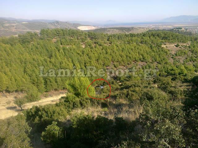 Σε κόκκινο κύκλο το αυτοκίνητο που έπεσε στο κενό - ΦΩΤΟ από lamiareport.gr