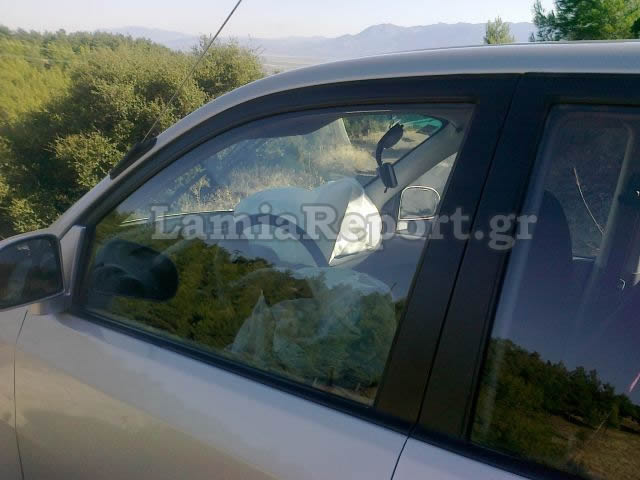Η θέση του οδηγού του αυτοκινήτου, λίγα λεπτά μετά την πτώση - ΦΩΤΟ από lamiareport.gr