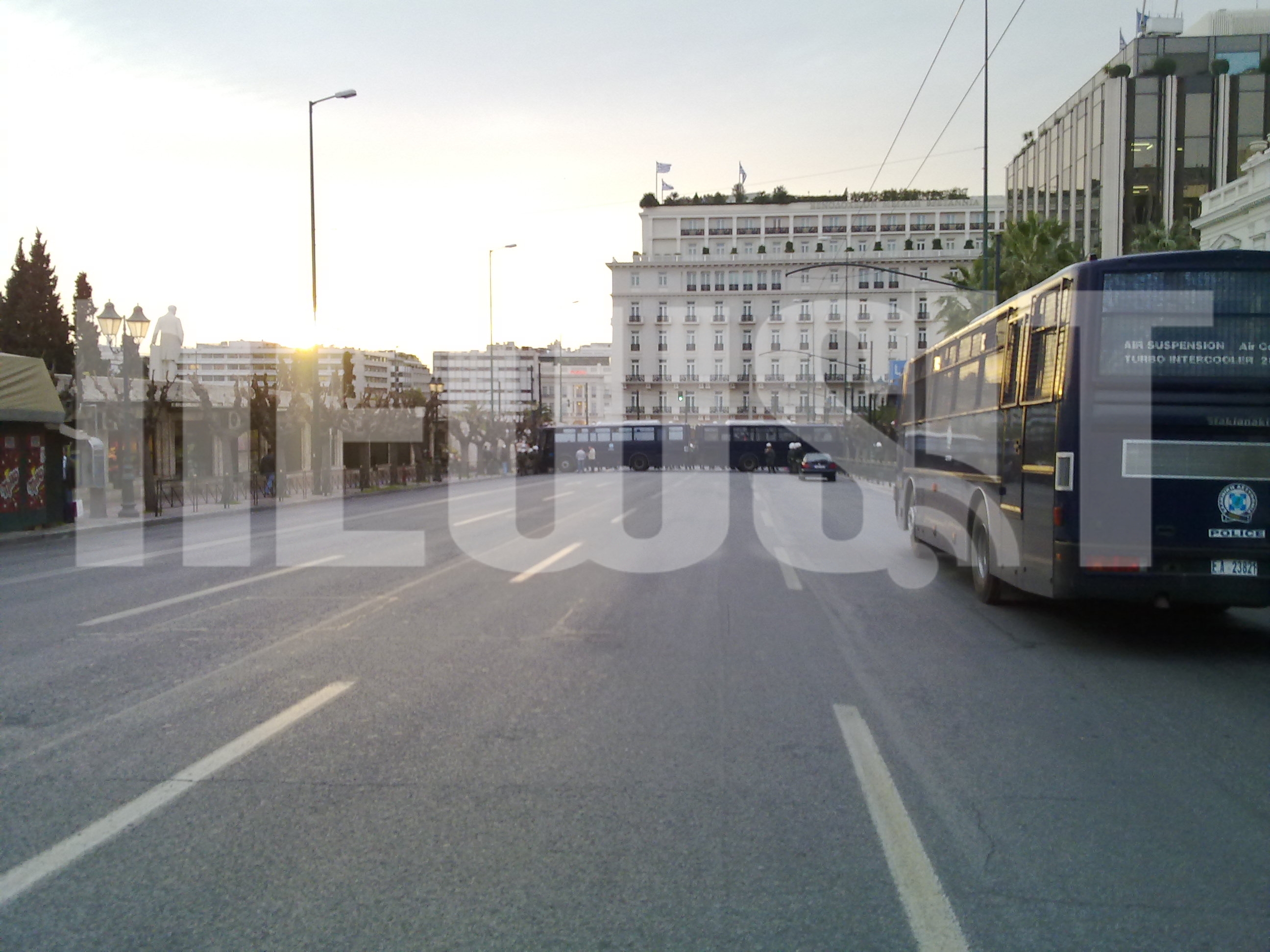 Οι αστυνομικές δυνάμεις έκοψαν τον δρόμο στους διαδηλωτές