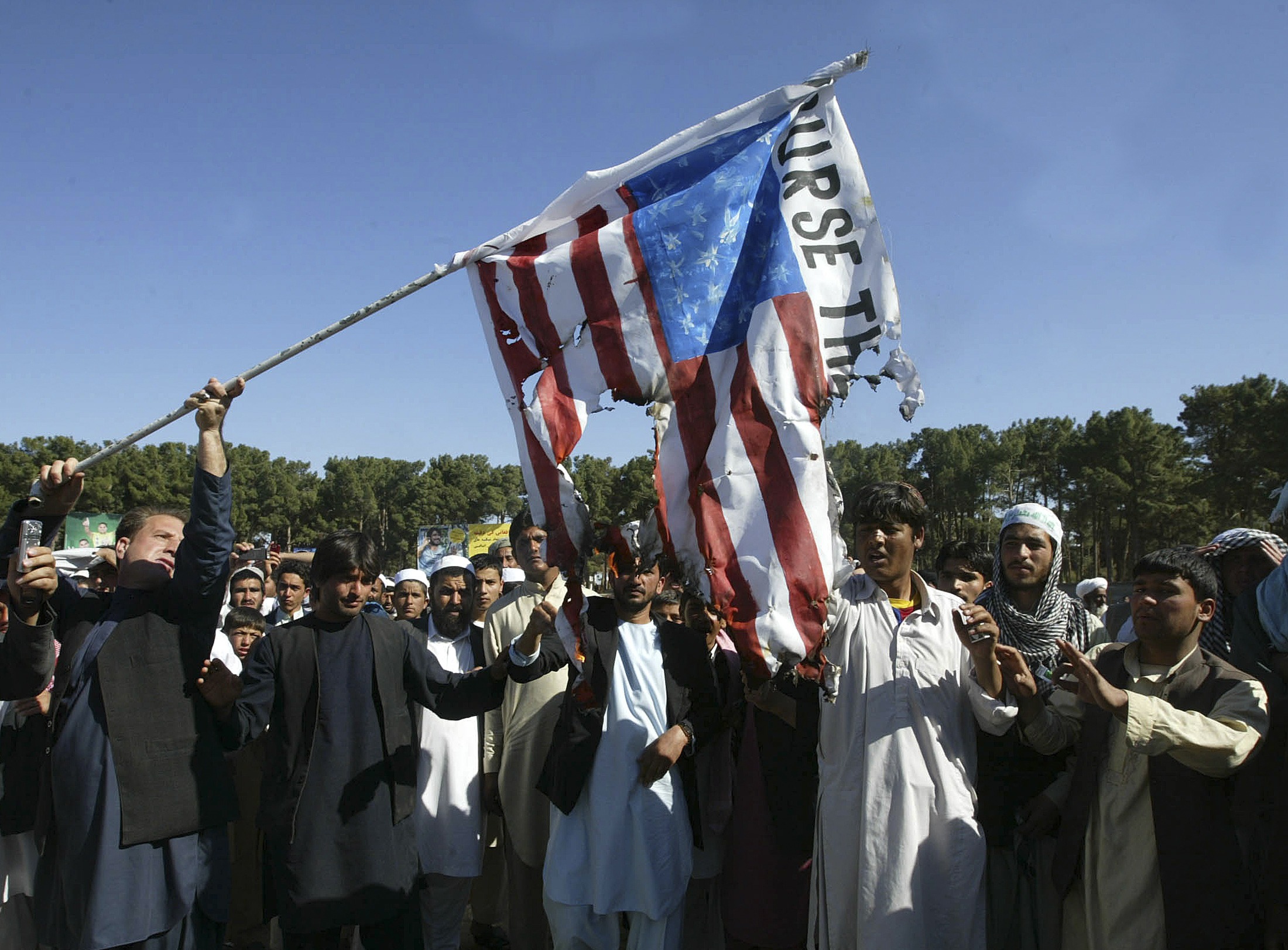 Διαδηλωτές καίνε την αμερικανική σημαία στην Καμπούλ - ΦΩΤΟ REUTERS