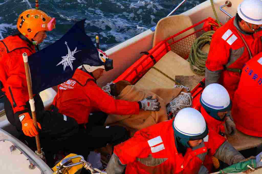 Το σκυλάκι ασφαλές στην βάρκα ΦΩΤΟ REUTERS