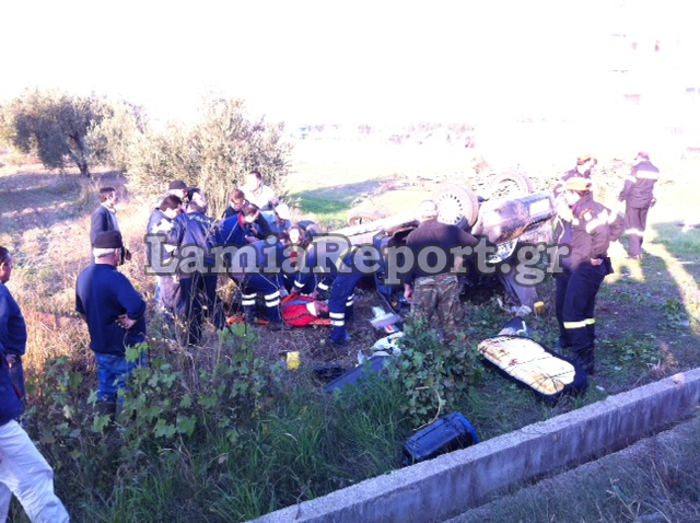 Άνδρες της ΕΜΑΚ, μόλις έχουν απεγκλωβίσει τον οδηγό του μοιραίου αυτοκινήτου