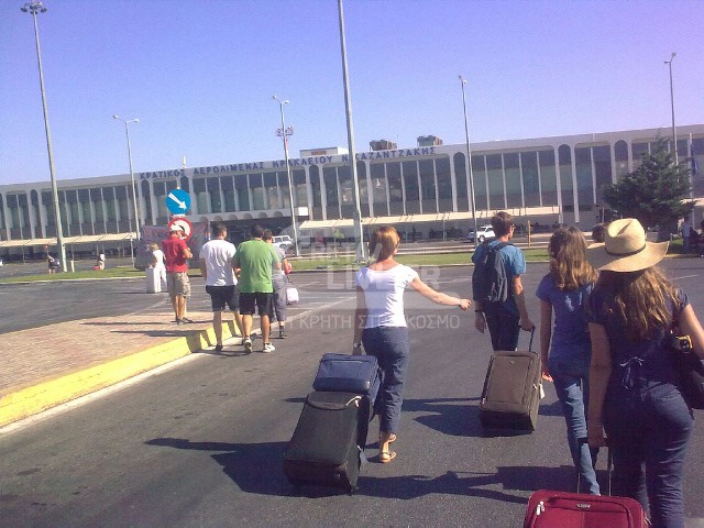 Τουρίστες με τα πόδια πηγαίνουν το αεροδρόμιο Ηρακλείου - ΦΩΤΟ CRETALIVE