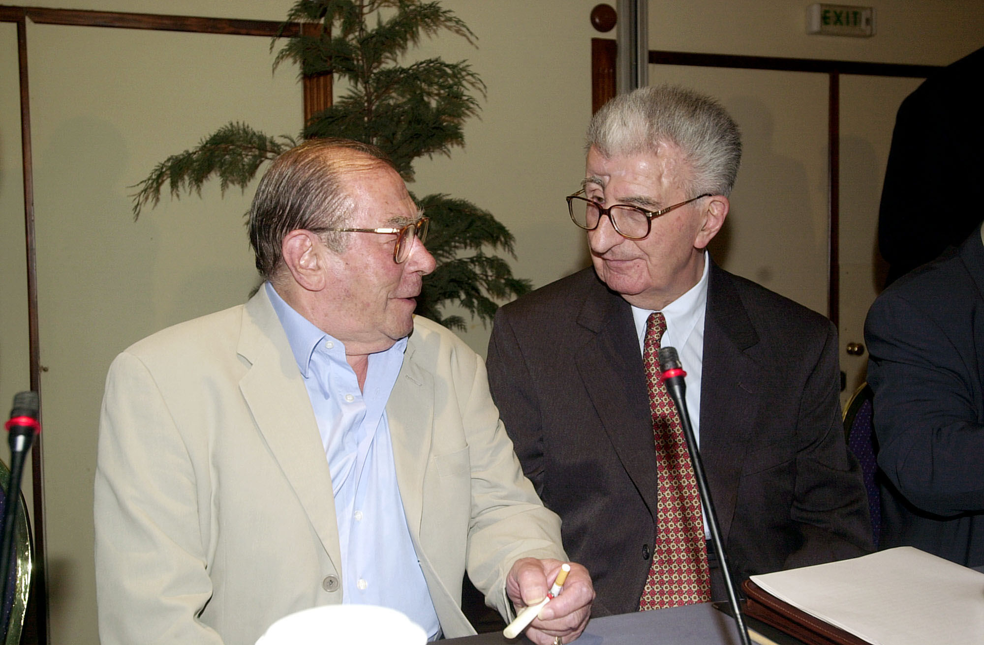 11/06/2001: Με τον πρώην υπουργό Εξωτερικών, Μιχάλη Παπακωνσταντίνου στην παρουσίαση του βιβλίου με τα απομνημονεύτατα του Κίρο Γκλιγκόροφ