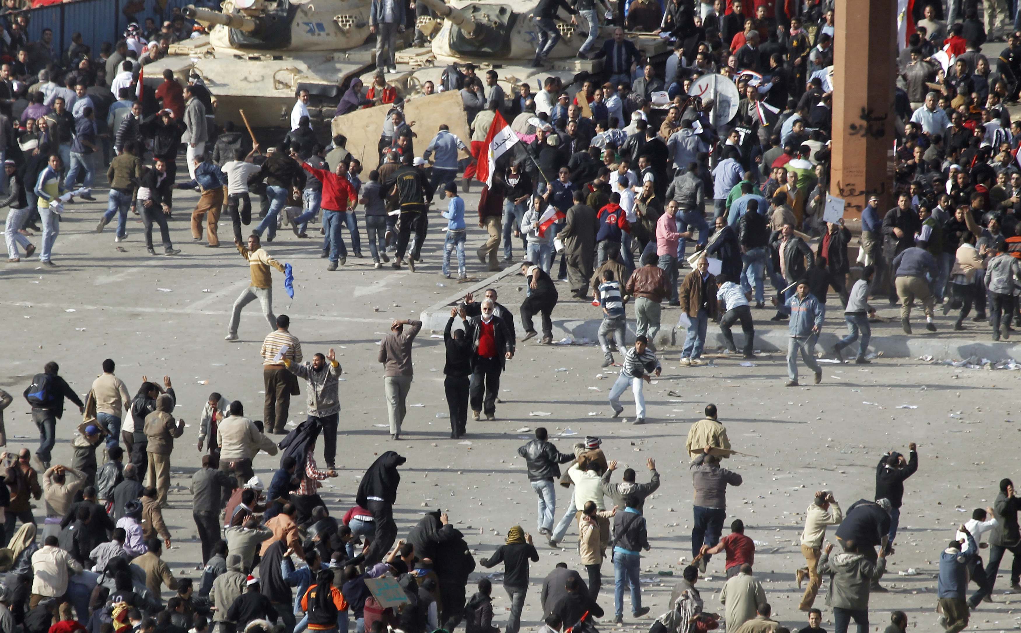 Τα τανκς παραμένουν στην πλατεία, αλλά σε ρόλο... θεατή - ΦΩΤΟ REUTERS