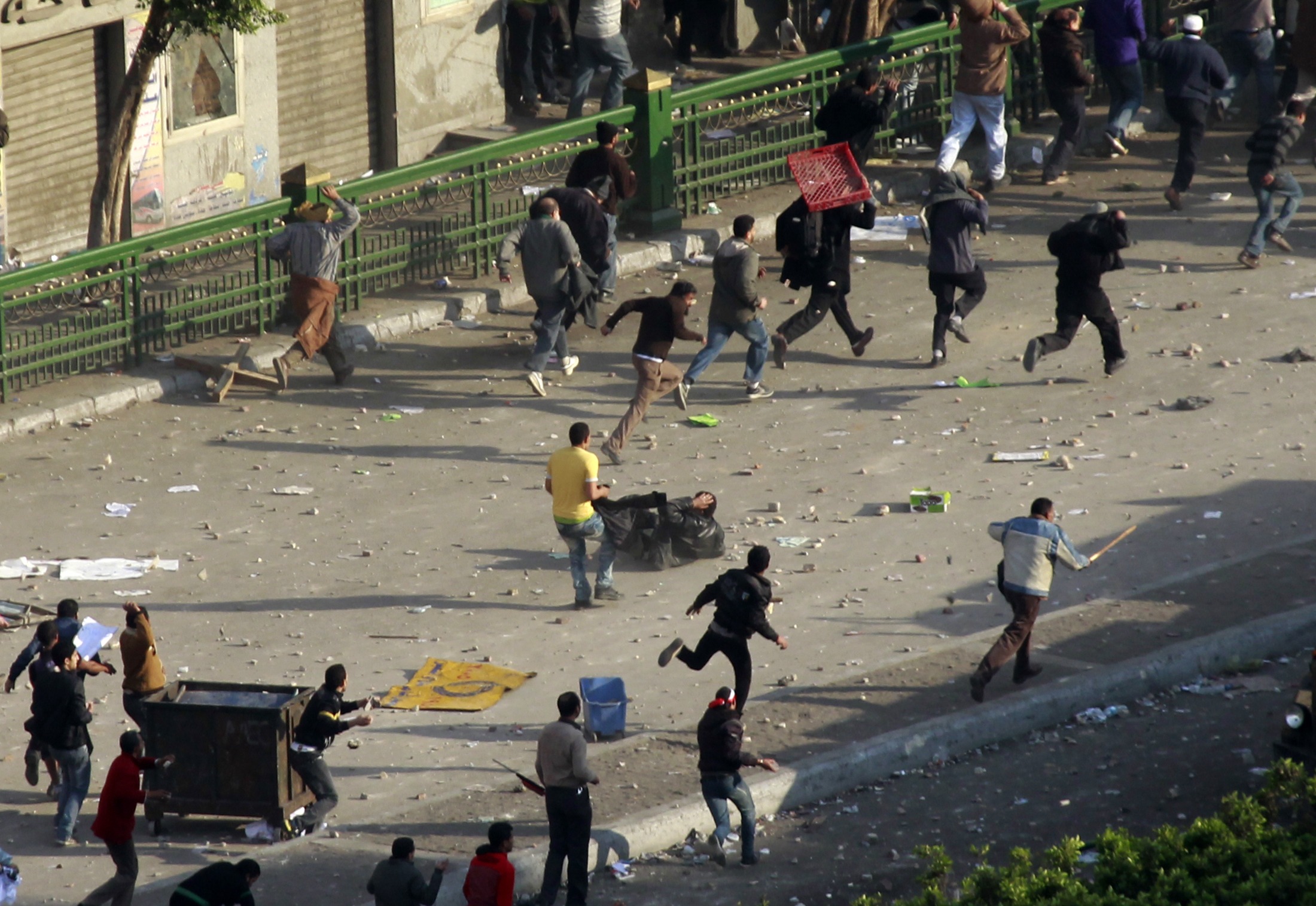 Καδρόνια, πέτρες και Αιγύπτιοι να κυνηγούν και χτυπούν Αιγύπτιους - ΦΩΤΟ REUTERS