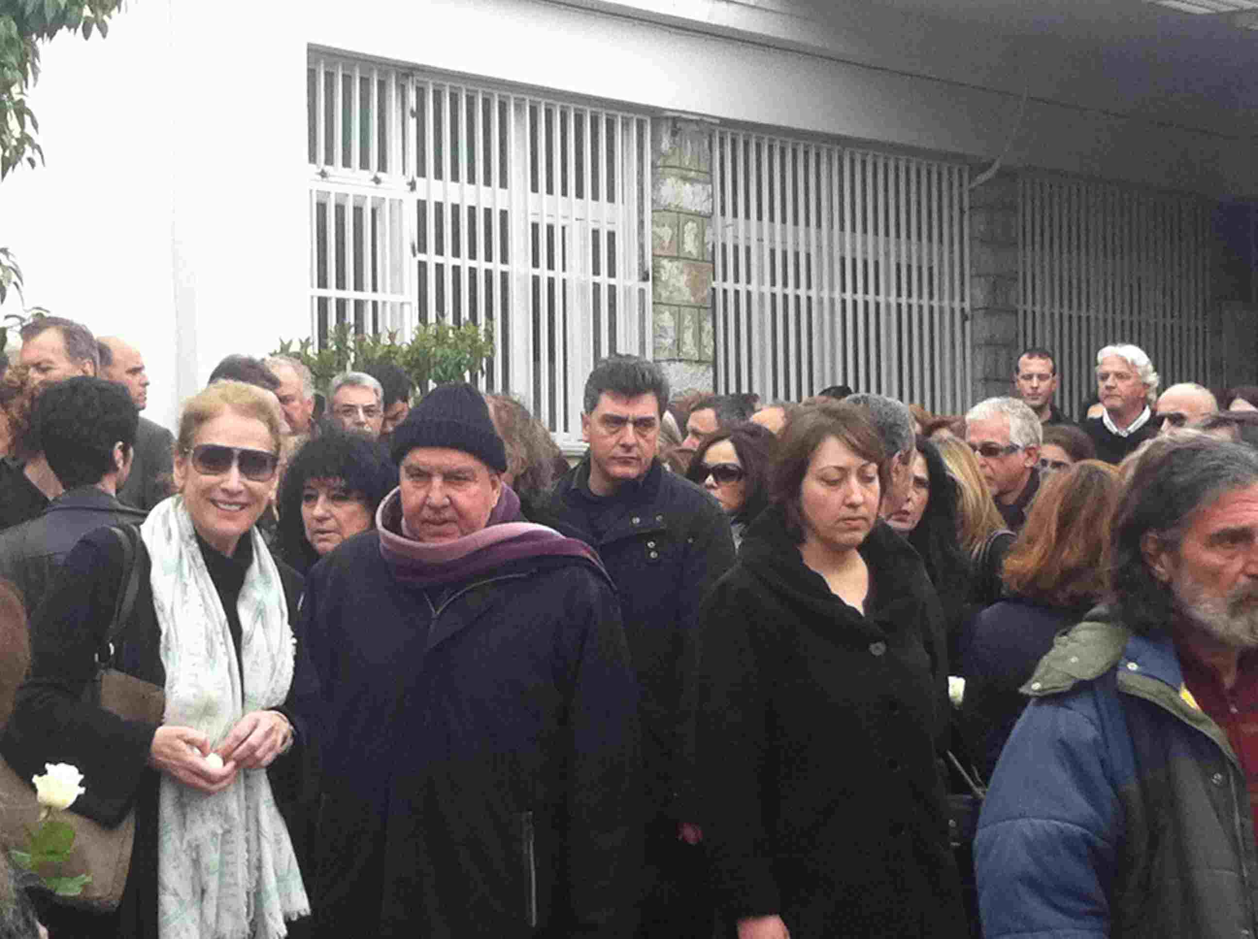 Η Άννα Βαγενά διακρίνεται πίσω από την υφυπουργό Άννα Νταλάρα