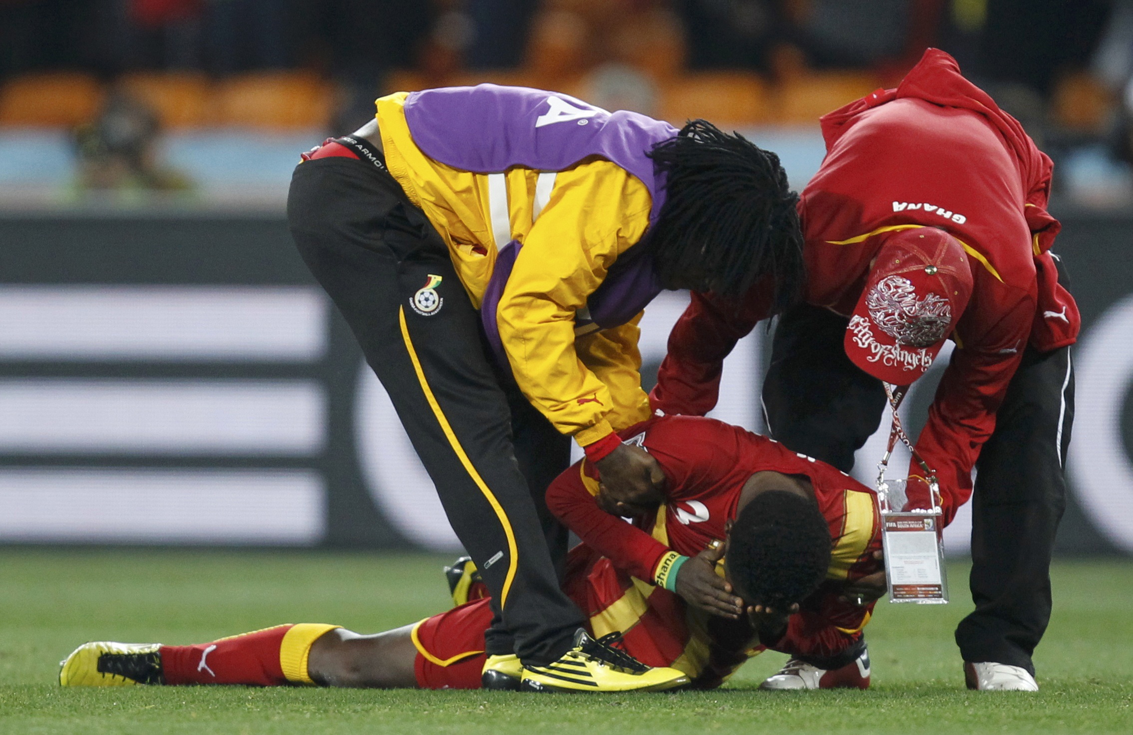 Ο Μοιραίος της Γκάνας, Γκίαν Ασαμόα ξέσπασε σε κλάματα μετά το τέλος του αγώνα, ΦΩΤΟ REUTERS.