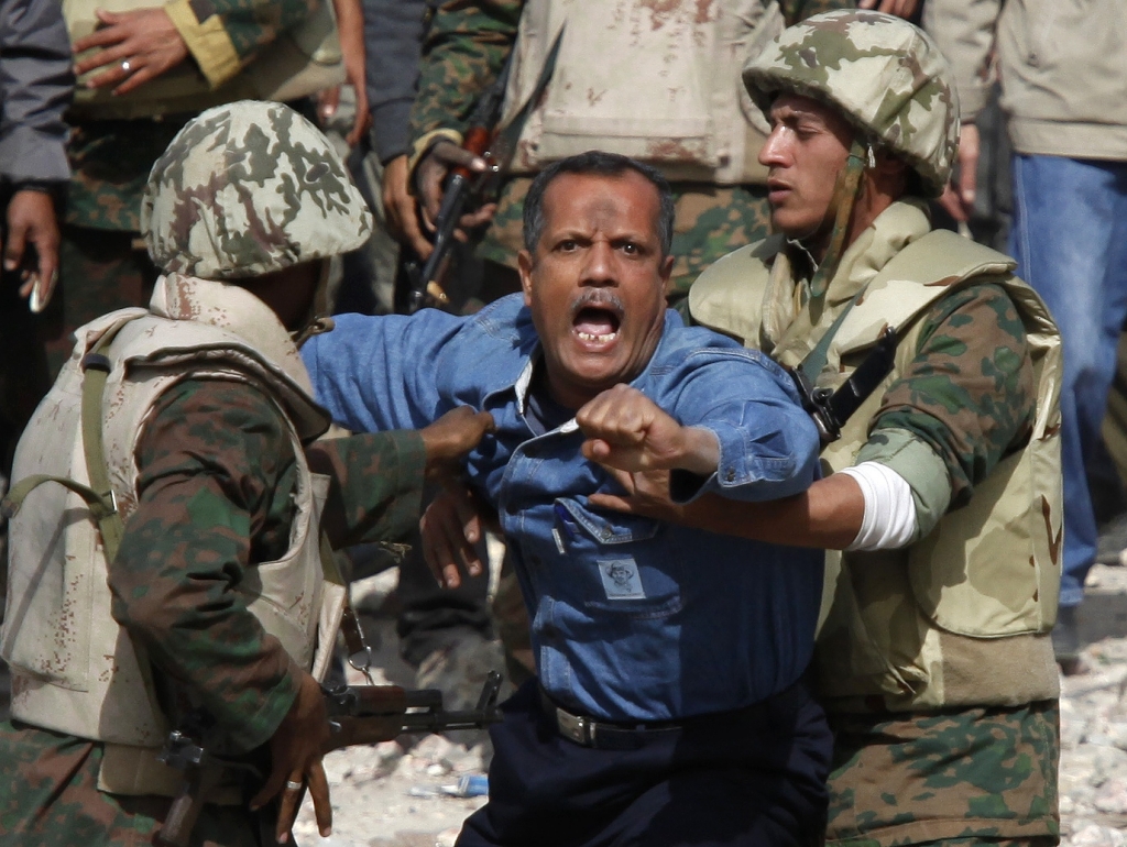 Υποστηρικτής του Μουμπάρακ "αποτρεπεται" από στρατιώτες να επιτεθεί στους διαδηλωτες ΦΩΤΟ REUTERS