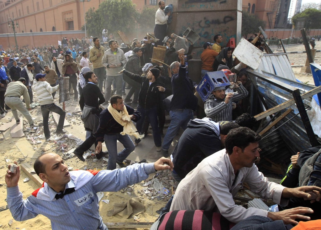 Κλεφτοπόλεμος πίσω απο αυτοσχέδια χαρακώματα στην πλατεία Ταχρίρ ΦΩΤΟ REUTERS