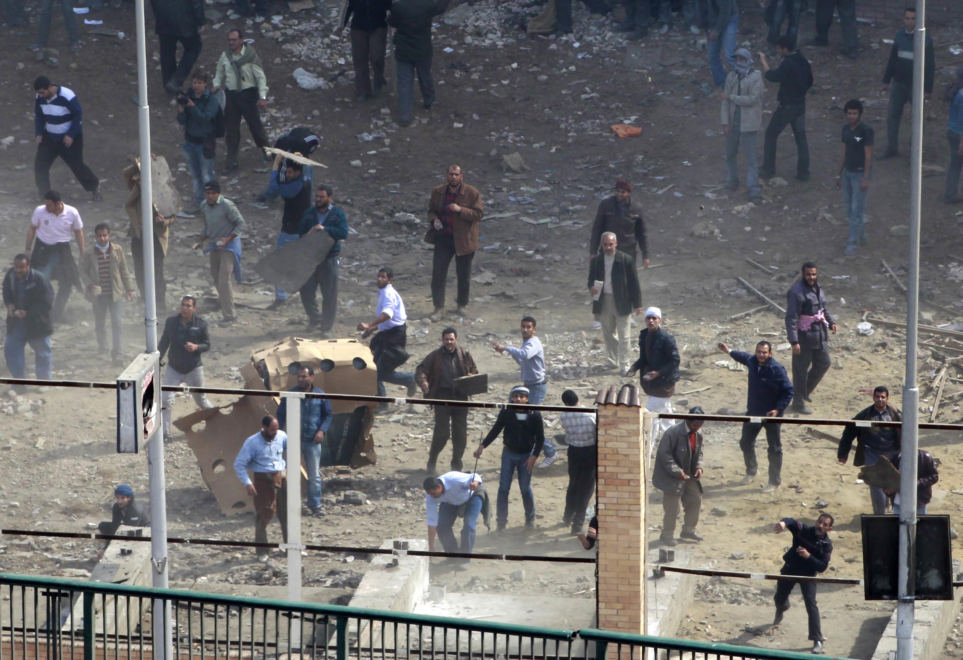 Πετροπόλεμος αναμέσα σε υποστηρικτές του Μουμπάρακ και αντικυβερνητικούς διαδηλωτές. ΦΩΤΟ REUTERS