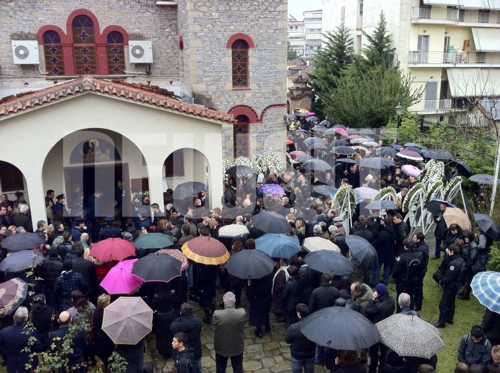 Παρά την βροχή χιλιάδες κόσμου είναι στην εκκλησία του Αγίου Αθανασίου ΦΩΤΟ NEWSIT