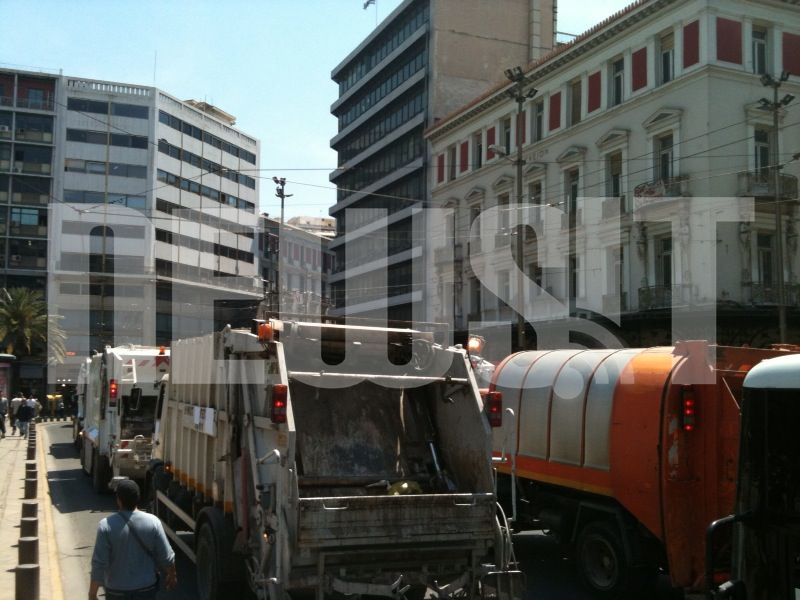 Τα απορριμματοφόρα στην Ομόνοια πηγαίνοντας προς την Βουλή. ΦΩΤΟ NEWSIT
